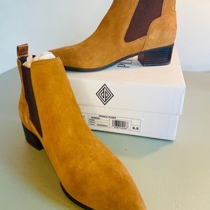 Donald Pliner Women’s Size 9.5 Brown Suede bootie. New with tags.